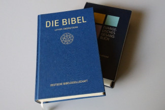 Bibel und Gesangbuch